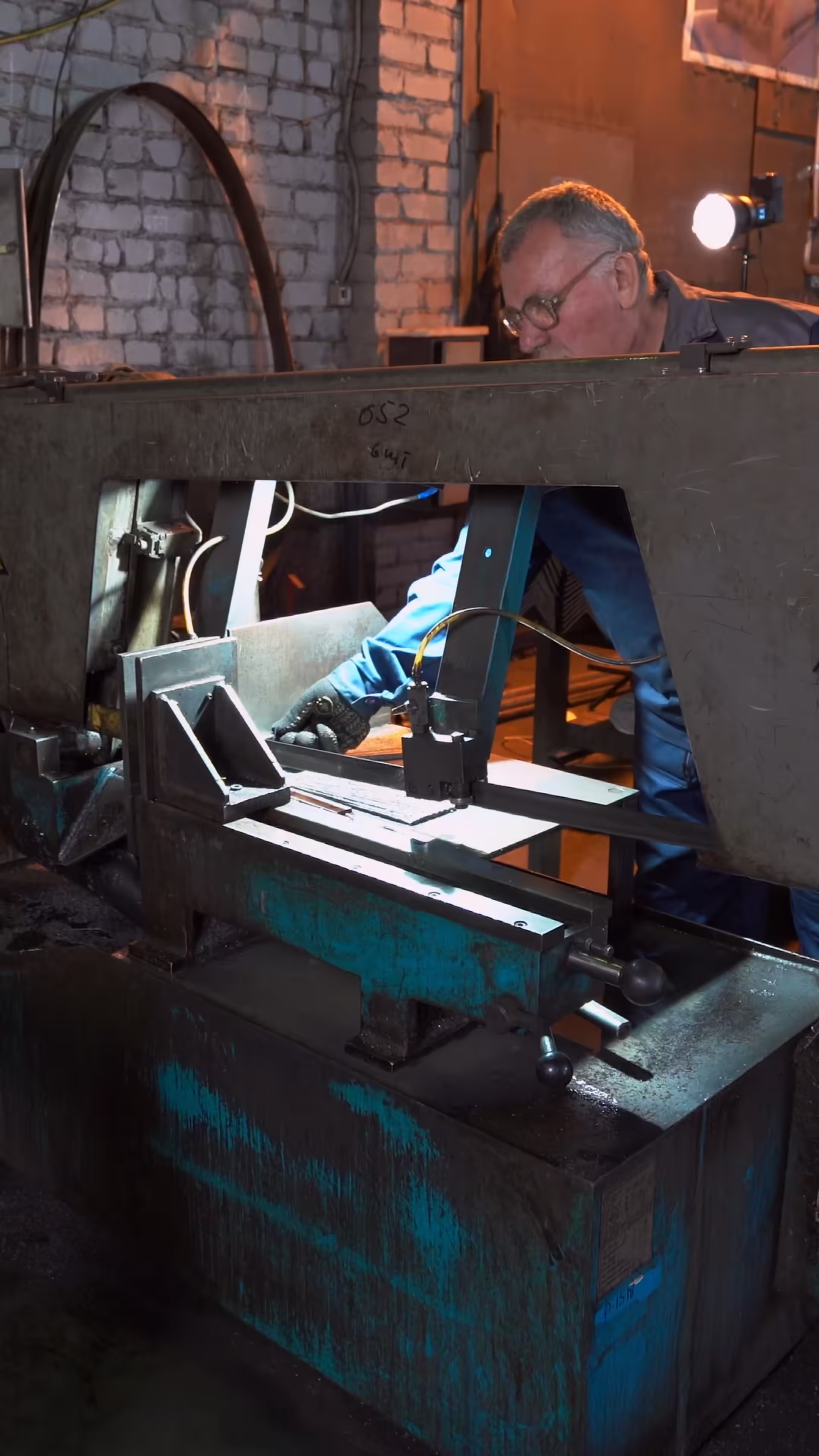 Кадр із промислового відео Robotanks: майстер виконує порізку металу на стрічкопильному верстаті — відеозйомка Київ Добре Кіно